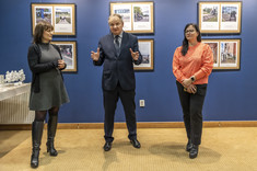 Od lewej: dr inż. arch. Joanna Dudek - kuratorka Galerii P_okaz, prof. dr hab. inż. Lech Lichołai - Dziekan Wydziału Budownictwa, Inżynierii Środowiska i Architektury, dr inż. Agnieszka Pękala - Pełnomocnik Rektora ds. Osób z Niepełnosprawnościami, fot. Beata Motyka