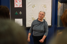 Pani Agata odpowiada na pytania gości. Stoli na tle swoich dzieł