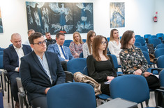 Osoby obecne na uroczystym rozstrzygnięciu konkursu na najlepszą pracę dyplomową absolwentów studiów II stopnia kierunków: inżynieria środowiska i energetyka, w tym w pierwszym rzędzie od lewej: mgr inż. Maciej Pastuła - laureat I miejsca, mgr inż. Wiktoria Janos - laureatka III miejsca, mgr inż. Justyna Pacholczyk - laureatka II miejsca