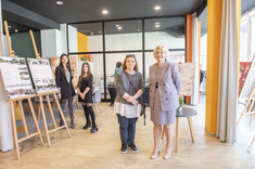 Na pierwszym planie od lewej: dr inż. arch. Anna Sikora, prof. Uczelni, dr inż. Marzena Kłos, prof. Uczelni, w tle uczestniczki konferencji podczas części wystawowej, fot. mgr Beata Motyka