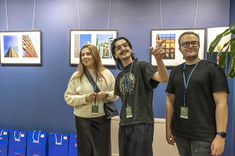 Członkowie Studenckiego Koła Naukowego Architektury Miejsc Społecznych podczas otwarcia wystawy pokonkursowej Konkursu „Detal w Architekturze”, fot. B.Motyka