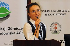 Wystąpienie Krystyny Paśko - studentki kierunku geodezja i planowanie przestrzenne, laureatki głównej nagrody za zajęcie I miejsca w sesji referatowej za referat pt. „Gdzie mieszkali nasi przodkowie. Kataster austriacki – cenne źródło informacji”