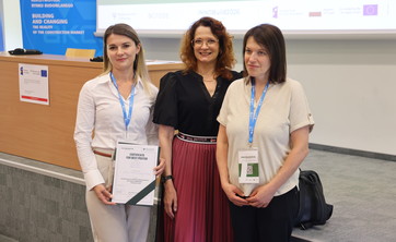 Na zdjęciu widoczne trzy kobiety, od lewej dr inż Ewelina Barnat, JM Rektor Politechniki Białostockiej - dr hab. inż. Marta Kosior-Kazberuk, prof. PB, dr inż. Joanna Krasoń
