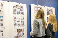 Dwie absolwentki studiów podyplomowych pn. "Architektura Wnętrz i Wystawiennictwa" podczas wystawy wybranych prac projektowych absolwentów tego kierunku.