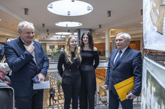 Uczestnicy wystawy prac studenckich, wykonanych w ramach zajęć Projektowanie architektoniczne – usługi II, w tym m.in. prof. dr hab. inż. Lech Lichołai - Dziekan Wydziału Budownictwa, Inżynierii Środowiska i Architektury, prof. dr hab. inż. Marek Gosztyła