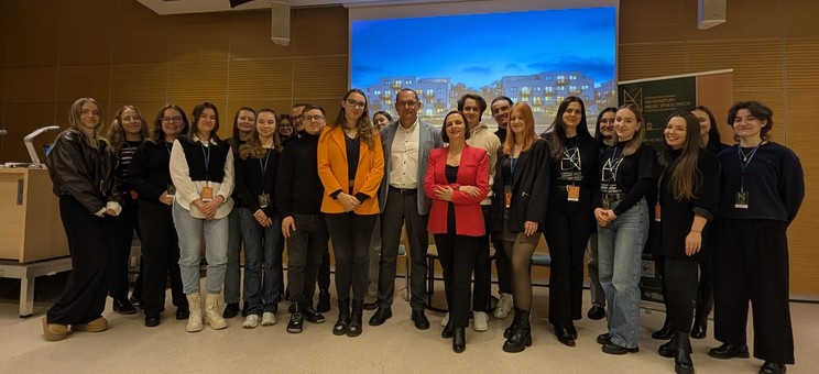 Uczestnicy spotkania z mgr. inż. arch. Maciejem Łobosem w ramach cyklu wydarzeń ArchiCZAT - cykliczne studenckie rozmowy z osobami z branży architektonicznej.