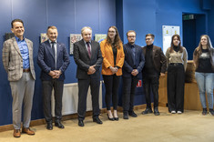 Uczestnicy wystawy prac powstałych podczas warsztatów malarskich, w tym m.in. od lewej dr hab. inż. Roman Zajdel, prof. PRz - Dziekan Wydziału Elektrotechniki i Informatyki, mgr inż. Andrzej Sowa - Kanclerz Politechniki Rzeszowskiej, prof. dr hab. inż. Lech Lichołai - Dziekan Wydziału Budownictwa, Inżynierii Środowiska i Architektury, przedstawiciele Wydziałowego Samorządu Studenckiego - inż. arch. Patrycja Matyś, Jakub Skierski.