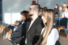 Od lewej: dr inż arch. Joanna Dudek, mgr inż. arch. Przemysław Dybaś, mgr inż. arch. Paulina Więcek słuchają przemawiającego Dziekana WBIŚiA prof. dr. hab. inż. Lecha Lichołai, for. Arkadiusz Surowiec