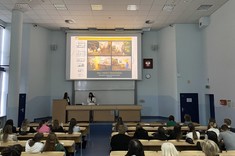 Prezentacja "Projektu aranżacji filii nr.13 w Rzeszowie" przez studentki należące do Koła Architektonicznego ZARYS.