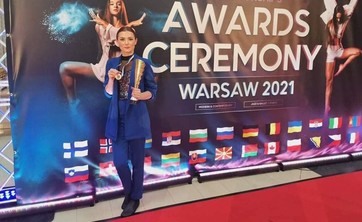 Dr hab. inż. Agnieszka Stec, prof. PRz (Katedra Infrastruktury i Gospodarki Wodnej) prezentująca srebrny medal wywalczony podczas Mistrzostw Świata „IDO World Championships balet & jazz” w Warszawie.
