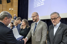 Wręczenie dr. inż. Krzysztofowi Kołodziejowi (Katedra Dróg i Mostów) nagrody za publikację o liczbie punktów 140