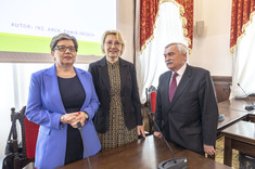 Od lewej: dr hab. Iwona Włoch, prof. Uczelni - Prorektor ds. Kształcenia na Politechnice Rzeszowskiej im. Ignacego Łukasiewicza, dr inż. Marzena Kłos, prof. Uczelni - Prodziekan ds. Kształcenia na Wydziale Budownictwa, Inżynierii Środowiska i Architektury Politechniki Rzeszowskiej im. Ignacego Łukasiewicza, prof. dr hab. inż. Marek Gosztyła - kierownik Katedry Konserwacji Zabytków Politechniki Rzeszowskiej im. Ignacego Łukasiewicza, fot. B. Motyka