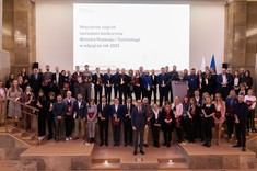 Dyrektor Ministerstwa Rozwoju i Technologii Michał Graczyk wraz ze wszystkimi laureatami konkursu i promotorami ich prac