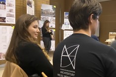 Przedstawiciele Studenckiego Koła Naukowego Architektury Miejsc Społecznych podczas otwarcia wystawy oraz dyskusji pokonkursowej „Konkursu nr 1046 na Aulę Miejską w Rzeszowie”, fot. B.Walicka-Góral