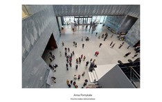 Foyer dużego budynku wypełnione ludźmi