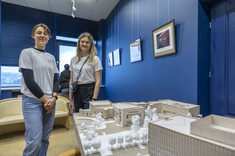 Dwie studentki (przedstawicielki koła naukowego „Immersja. Dostępna Rzeczywistość” uśmiechają się do osoby robiącej zdjęcie, fot. Beata Motyka