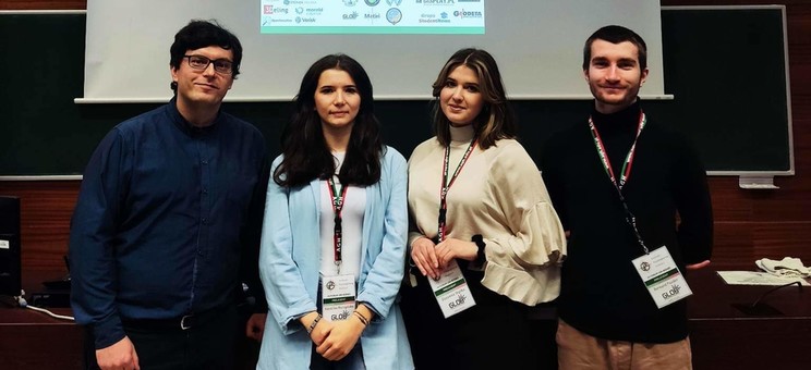 Na zdjęciu od lewej: mgr inż. Adrian Moskal, Karolina Burzyńska, Zuzanna Myćka, Bernard Pazder.