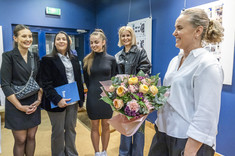 Wręczenie kwiatów dr hab. inż. arch. Annie Martyce, prof. PRz - kierowniczce studiów podyplomowych AWiW oraz kierowniczce Katedry Architektury i Dziedzictwa Kulturowego
