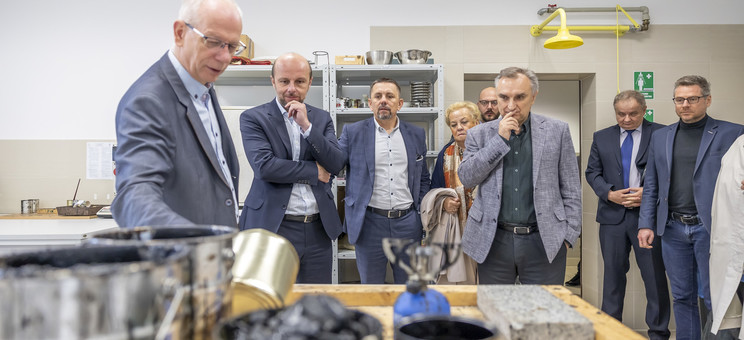 Dr inż. L. Bichajło prezentuje możliwości badawcze Katedry Dróg i Mostów.