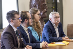 Od lewej: Hubert Leszczyński, Jakub Skierski, Patrycja Matyś, prof. dr hab. inż. Marek Gosztyła.