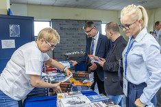 Uczestnicy konferencji przy stoisku PWN