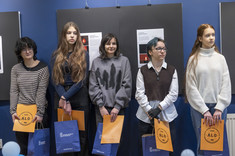 Pięć uczennic Liceum ALO w Rzeszowie nagrodzonych w konkursie „Odkryj w sobie projektanta” z otrzymanymi nagrodami