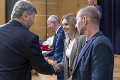 Wręczenie dr hab. inż. Małgorzacie Kidzie (Katedra Inżynierii i Chemii Środowiska) nagrody za uzyskanie stopnia naukowego doktora habilitowanego