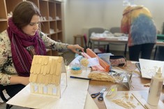 Uczennica Akademickiego Liceum Ogólnokształcącego w Rzeszowie podczas tworzenia makiety w ramach warsztatów modelarskich "Dom marzeń" odbywanych w ramach programu Via Carpatia w "Pracowni rysunku" w budynku M.