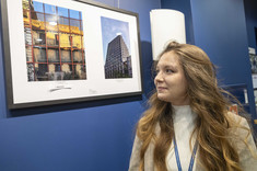 Maria Marszałek obok zwycięskiej fotografii „Okna urzędu, przy Career de Corcega – Barcelona”, fot. B.Motyka