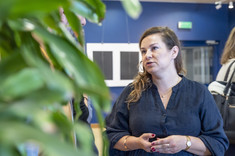 Na pierwszym planie kobieta z długimi włosami ubrana na czarno. Na zdjęciu: arch. N. Ludwikowska.