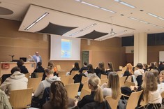 Mgr inż. arch. Maciej Łobos oraz uczestnicy spotkania z cyklu wydarzeń ArchiCZAT