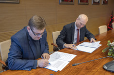 Podpisywanie umowy o współpracy, od lewej Mariusz Kwaśny, prof. dr hab. inż. Jarosław Sęp - prorektor ds. rozwoju i współpracy z otoczeniem, fot. B. Motyka