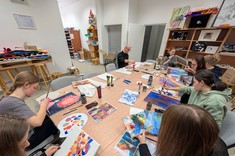 Uczestnicy w trakcie prac nad swoimi dziełami
