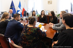 Spotkanie Klaudii Wiekierak i Klaudii Lewko - studentek kierunku architektura oraz autorek projektu "BeeSpot" oraz dr inż. arch. Joanny Figurskiej-Dudek z Katedry Architektury i Dziedzictwa Kulturowego z Władzami Miasta Rzeszów - Konradem Fijołkiem - Prezydentem Miasta Rzeszowa, Krzysztofem Stańko - Wiceprezydentem Miasta Rzeszowa oraz Zarządem Zieleni Miejskiej w Rzeszowie.