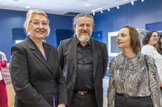 Na pierwszym planie dwie kobiety i mężczyzna pozują do zdjęcia, uśmiechają się. Na zdjęciu od lewej: prof. M.Kłos, arch. W. Matłok, dr arch. B. Walicka-Góral.
