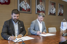 Od lewej: mgr inż. Sebastian Nowak -  prezes Zarządu Spółki Primost Południe Sp. z o.o., prof. dr hab. inż. Piotr Koszelnik - Rektor Politechniki Rzeszowskiej