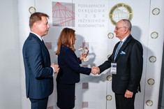 Wręczenie Nagrody Imienia Prof. Stanisława Kusia  Kazimierzowi Mrozikowi. Wręczają prof. Maria Kaszyńska Przewodnicząca KILIW PAN (Przewodnicząca PZITB) oraz Mariusz Dobrzeniecki Prezes Polskiej Izby Inżynierów Budownictwa