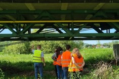 Studenci kierunku transport na tle mostu drogowego w Dynowie