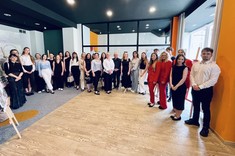 Uczestnicy studenckiej konferencji naukowej „RZESZÓW PRZYSZŁOŚCI. WIZJE TRANSFORMACJI URBANISTYCZNEJ” podczas wspólnego zdjęcia.