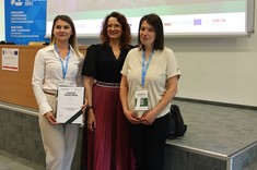 Na zdjęciu widoczne trzy kobiety, od lewej dr inż Ewelina Barnat, JM Rektor Politechniki Białostockiej - dr hab. inż. Marta Kosior-Kazberuk, prof. PB, dr inż. Joanna Krasoń
