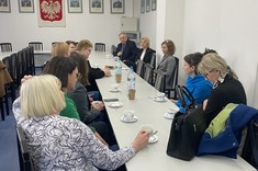 Spotkanie Władz Wydziału Budownictwa, Inżynierii Środowiska i Architektury Politechniki Rzeszowskiej im. Ignacego Łukasiewicza - prof. dr. hab. inż. Lecha Lichołaia - Dziekana Wydziału, dr inż. Marzeny Kłos, prof. Uczelni - Prodziekana ds. Kształcenia na kierunkach Architektura, Budownictwo i Transport z pracownikami sześciu filii bibliotecznych Wojewódzkiej i Miejskiej Biblioteki Publicznej w Rzeszowie.