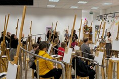 Uczestnicy w trakcie prac nad swoimi dziełami