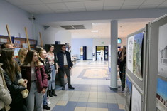 Studenci oglądający prace Izabeli Gruszki i Wiktorii Winiarskiej (lewa plansza górny rząd), Kingi Sikory i Izabeli Partyki (lewa plansza dolny rząd), Armine Gevorgyan i Aleksandry Sadowskiej (prawa plansa), fot. mgr inż. arch. Beata Raś.