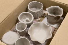 Druga część ulepionych przez członków koła przedmiotów z gliny