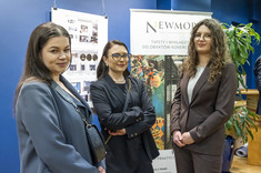 Absolwentki studiów podyplomowych pn. "Architektura wnętrz i wystawiennictwa" podczas uroczystego wręczenia dyplomów ukończenia studiów podyplomowych