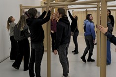 Członkowie SKN AMS i opiekun SKN AMS dr inż. arch. Beata Walicka-Góral wewnątrz Muzeum Manggha w Krakowie, w trakcie dodatkowych warsztatów z budowania z tub papierowych.