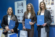 Trzy wyróżnione absolwentki AWiW, których prace projektowe, realizowane pod opieką mgr sztuki Weroniki Nowak, zostały docenione za wysoki poziom oraz zaangażowanie