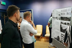 Uczestnicy Trzeciej Konferencji "Studenci projektują Podkarpacie" podczas części wystawowej (m.in. od lewej dr inż. arch. Igor Labuda, dr inż. arch. Rafał Lichołai).