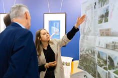 Pani inż. arch. Marta Malec prezentująca swój plakat dotyczący pracy "Mediateka uniwersytecka", opiekun: mgr inż. arch. Karolina Kozłowska, podczas Sesji Posterowej podczas Drugiej Konferencji "Studenci Politechniki Rzeszowskiej projektują Rzeszów", fot. mgr Dawid Zientek 