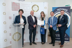 Wręczenie nagrody dr hab. inż. Katarzynie Pietrucha-Urbanik, prof. PRz - promotorce I nagrody na pracę magisterską pt. „Analiza awaryjności sieci wodociągowej w wybranym mieście”, od lewej: dr hab. inż. Bożena Babiarz, prof. PRz, mgr inż. Łukasz Kaczmarczyk, dr hab. inż. Katarzyna Pietrucha-Urbanik, prof. PRz, dr hab. inż. Bartosz Miller, prof. PRz, mgr inż. Wacław Kamiński 